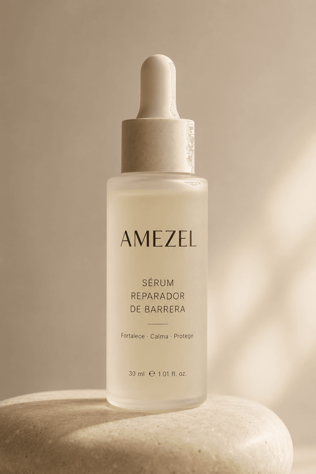 Sérum AMEZEL en un pedestal de piedra